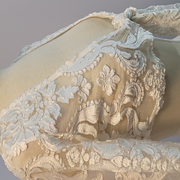 FASHION NOVA brand sheer lace and velvet white size small crop top bell sleeves - Picture 3 of 10